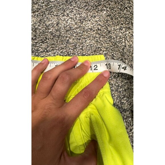 Lululemon Tracker Short V *4" Highlight Yellow Size 6 - Picture 6 of 6